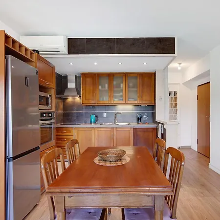Happyandroses, 2-room Apt, Pool Apartment